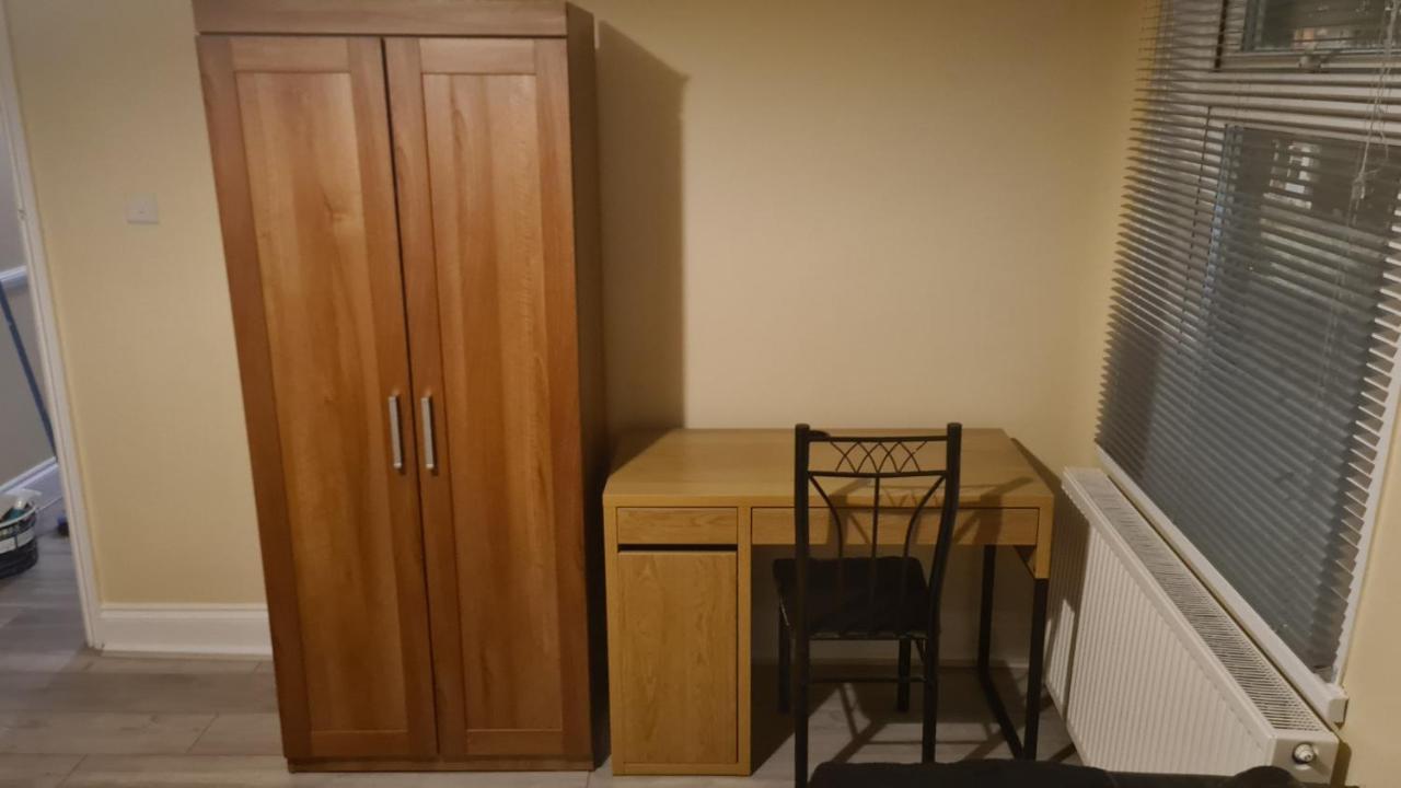 Entire 2 Bedroom Home/Flat In London, Central Line المظهر الخارجي الصورة