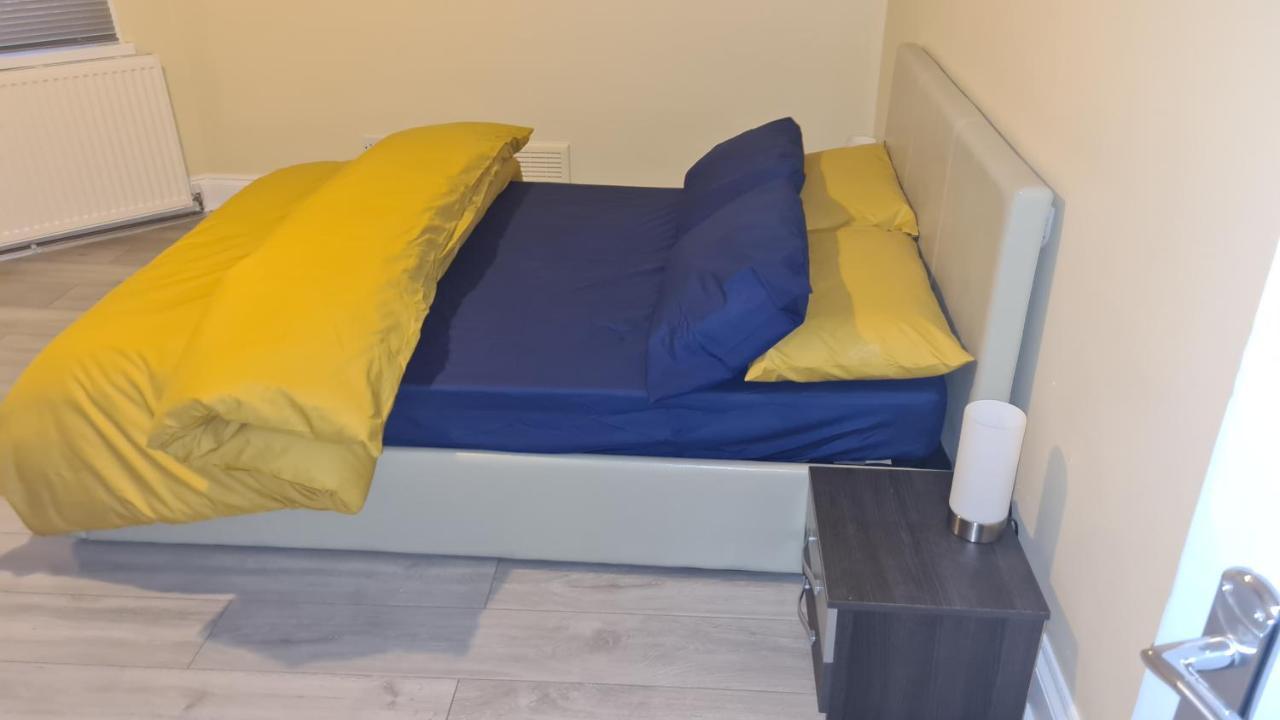 Entire 2 Bedroom Home/Flat In London, Central Line المظهر الخارجي الصورة