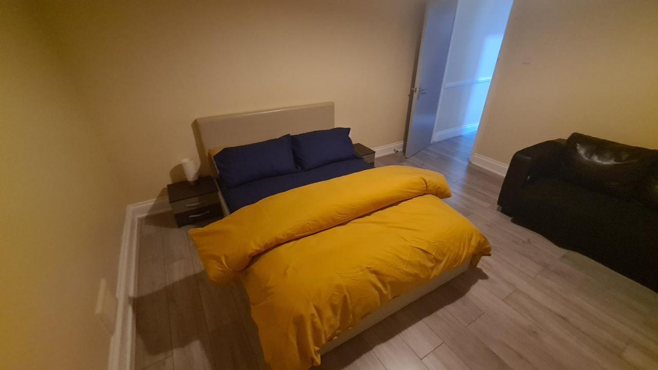 Entire 2 Bedroom Home/Flat In London, Central Line المظهر الخارجي الصورة